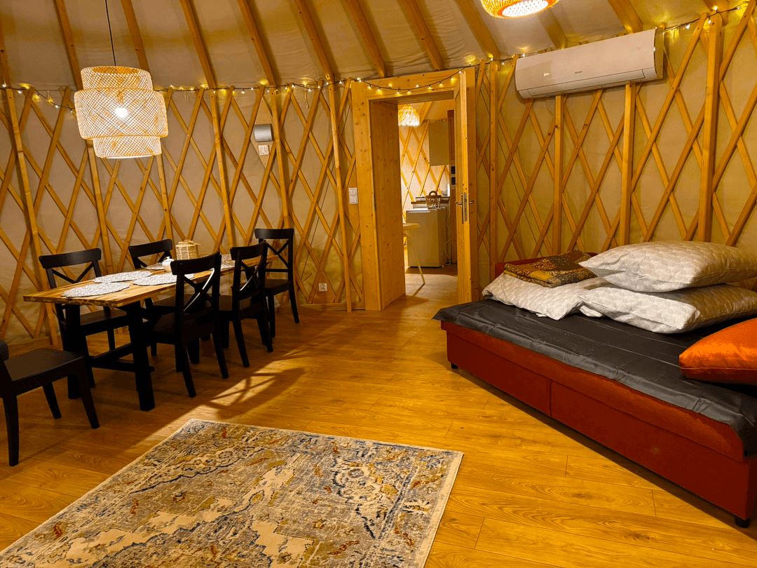 Przytulny salon w jurcie wieczorem z sofą i drewnianą ławą.