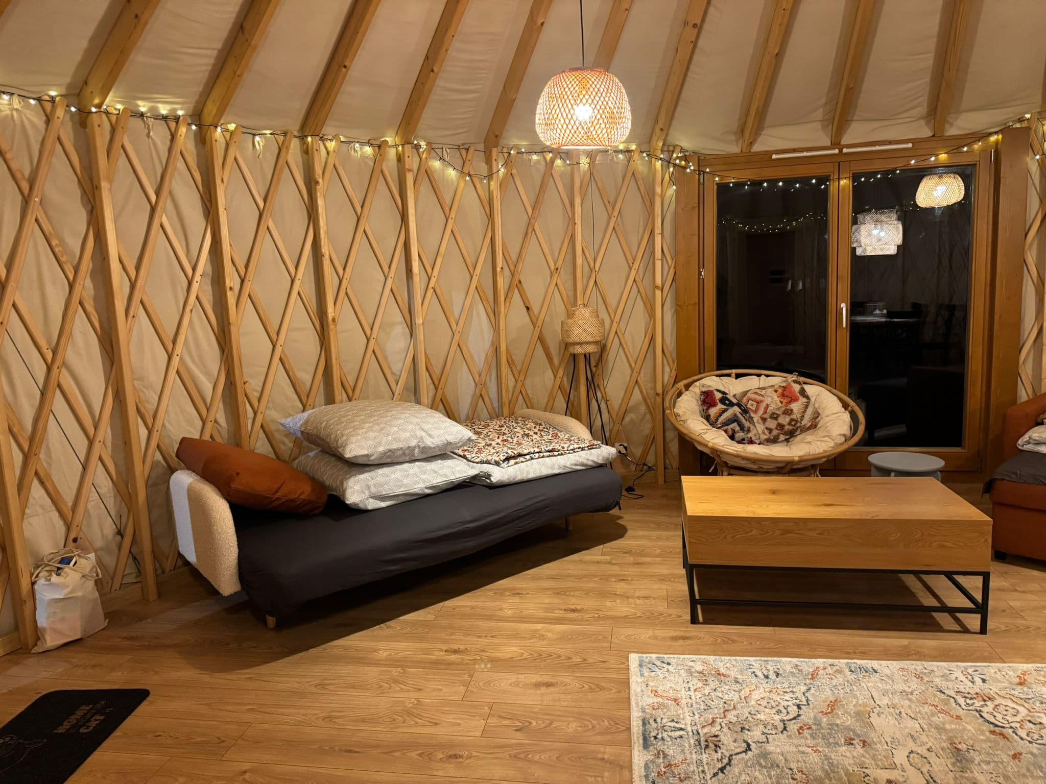 Jurajska jurta na tle drzew, krzewów i natury - glamping z alpakami